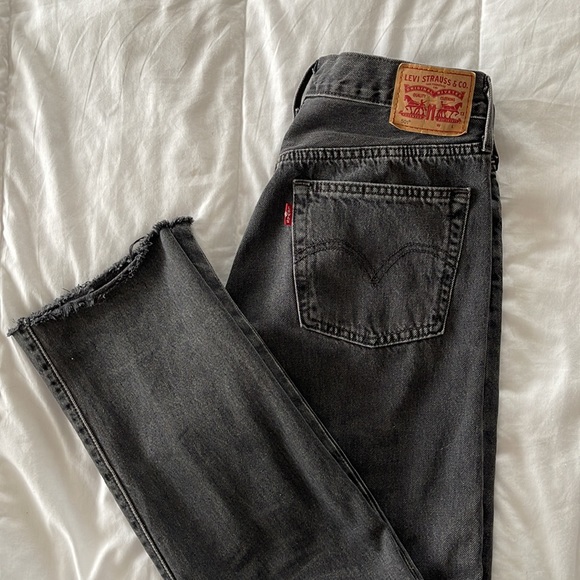 ✴️ Levi’s 501 distressed black jeans ✴️ Size 29 x 29 length with frayed edge. - Picture 2 of 5